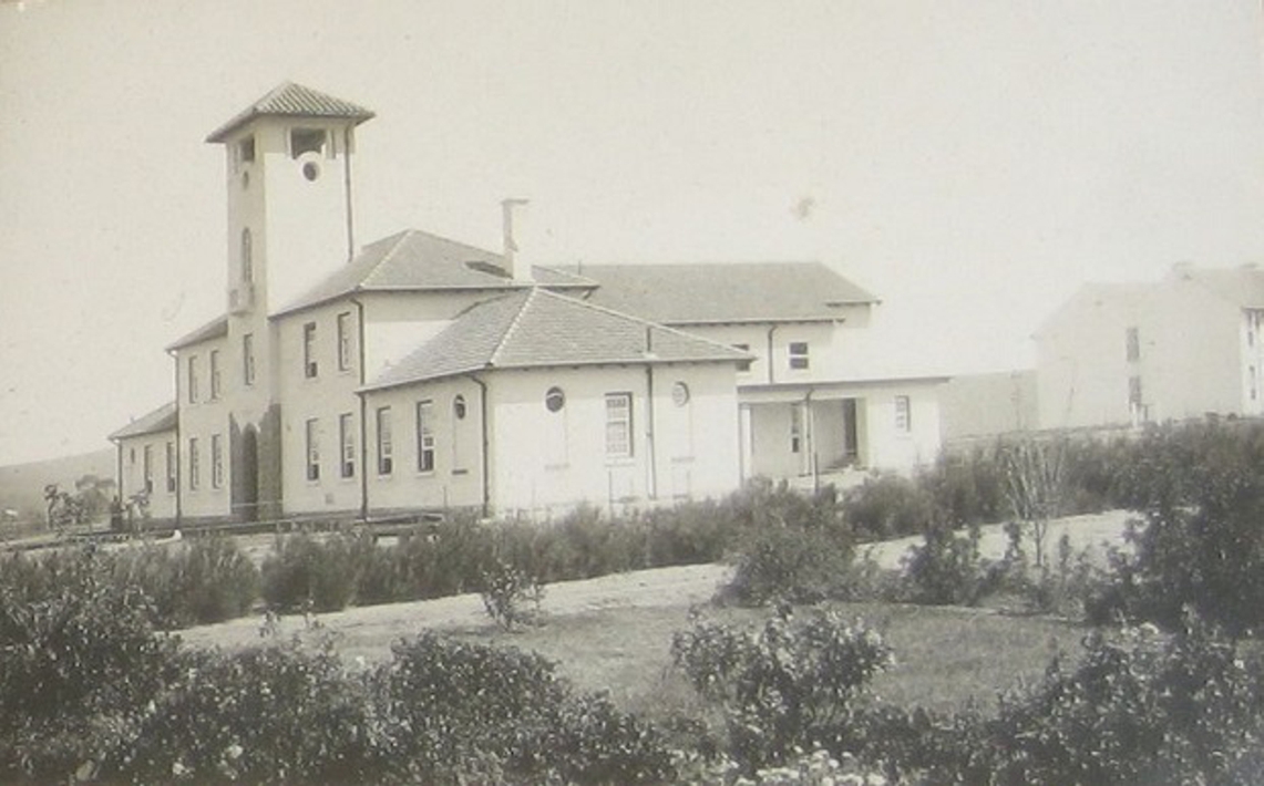 The Union Hall of the South African Native College, later renamed Fort Hare University, c.1930. Wikimedia Commons.